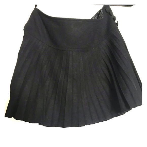 Black Short pleated winter mini-skirt. zipper. - Picture 1 of 3